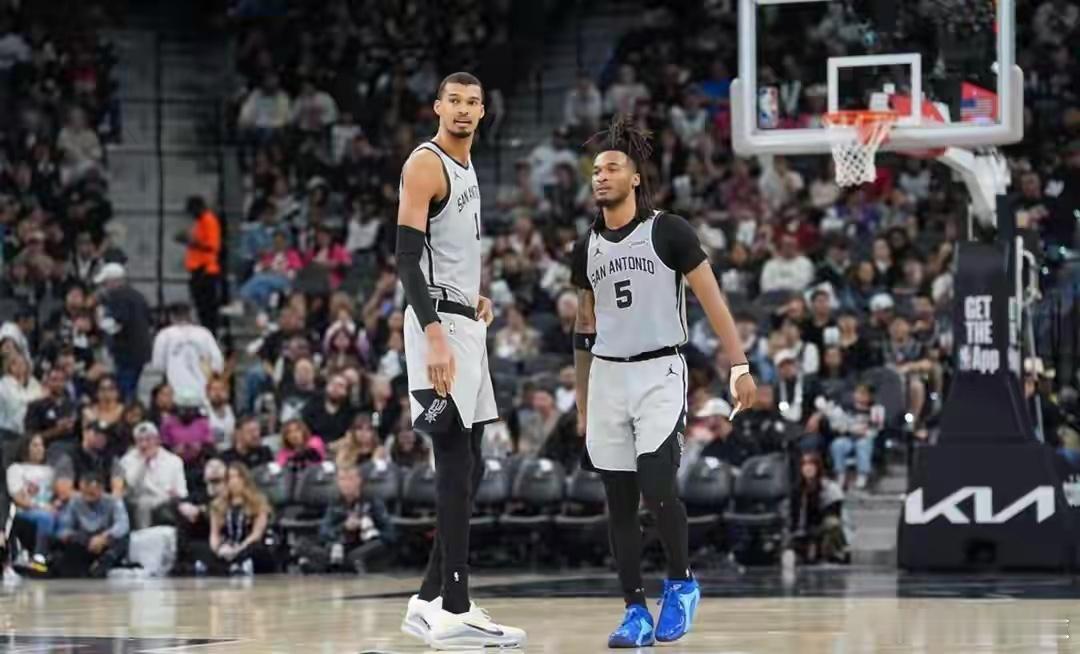 NBA常规赛马刺 马刺24分逆转击溃快船，文班亚马统治全场开局被轰17-3，半场