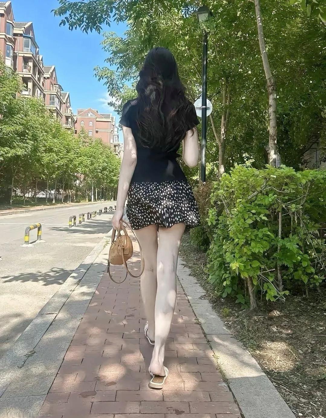 身材匀称曼妙，极品美女，背影太好看了，能从背影看出美女的年龄吗？