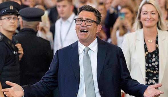 英国首相斯塔默宣布辞去工党党首职务，成为十年来第六位黯然离场的英国首相。他的仓促