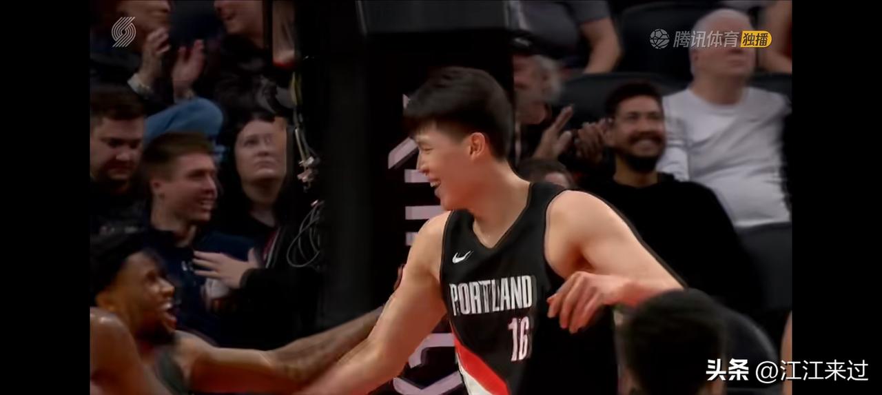 开拓者131比111大胜步行者！杨翰森打高兴了，上场4分钟砍下5分1篮板的数据，