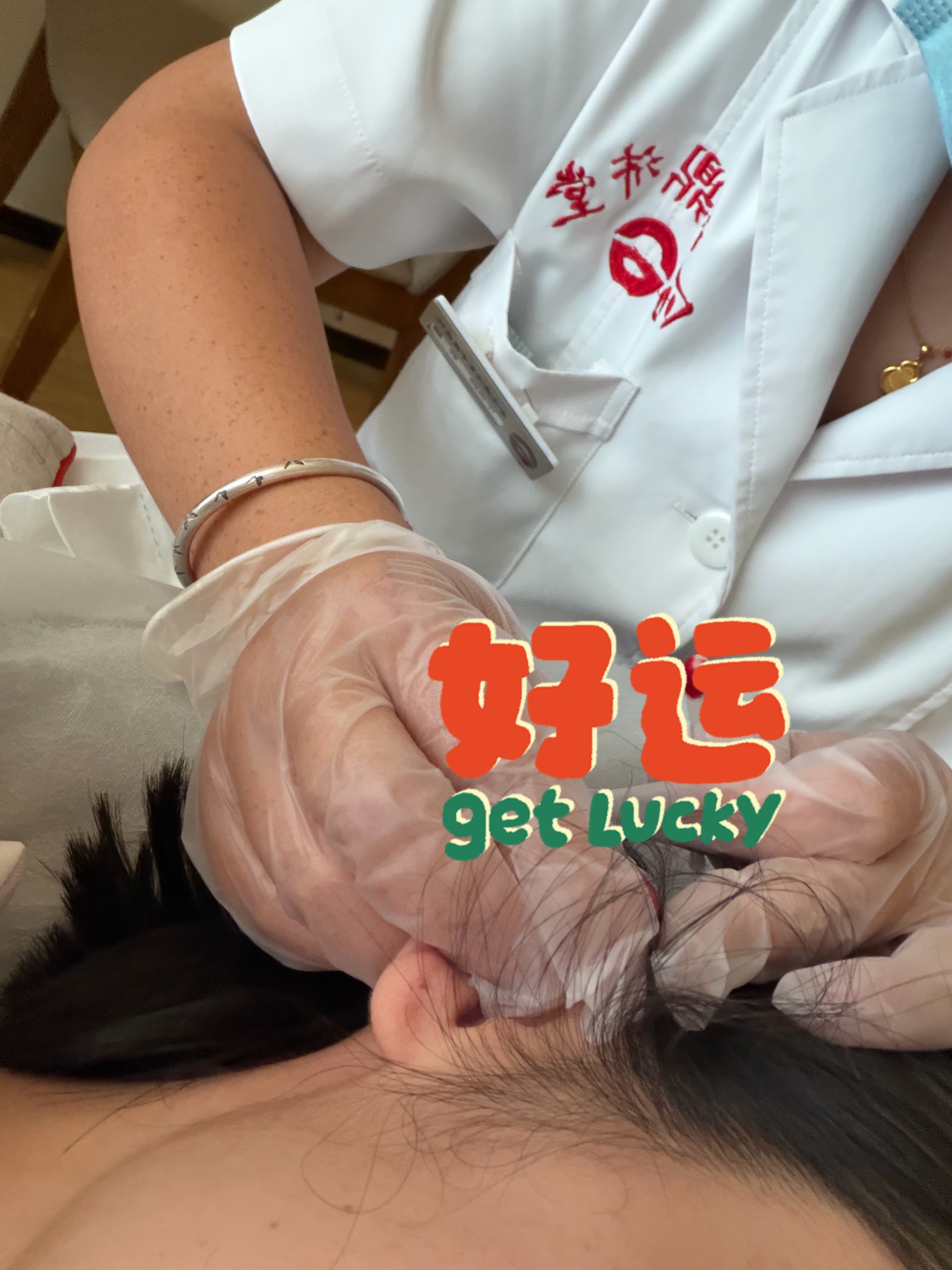 病毒还是很猛烈的，在家吃了两轮药，感觉没压住。头晕昏沉，浑身酸痛，眼睛都懒得睁开