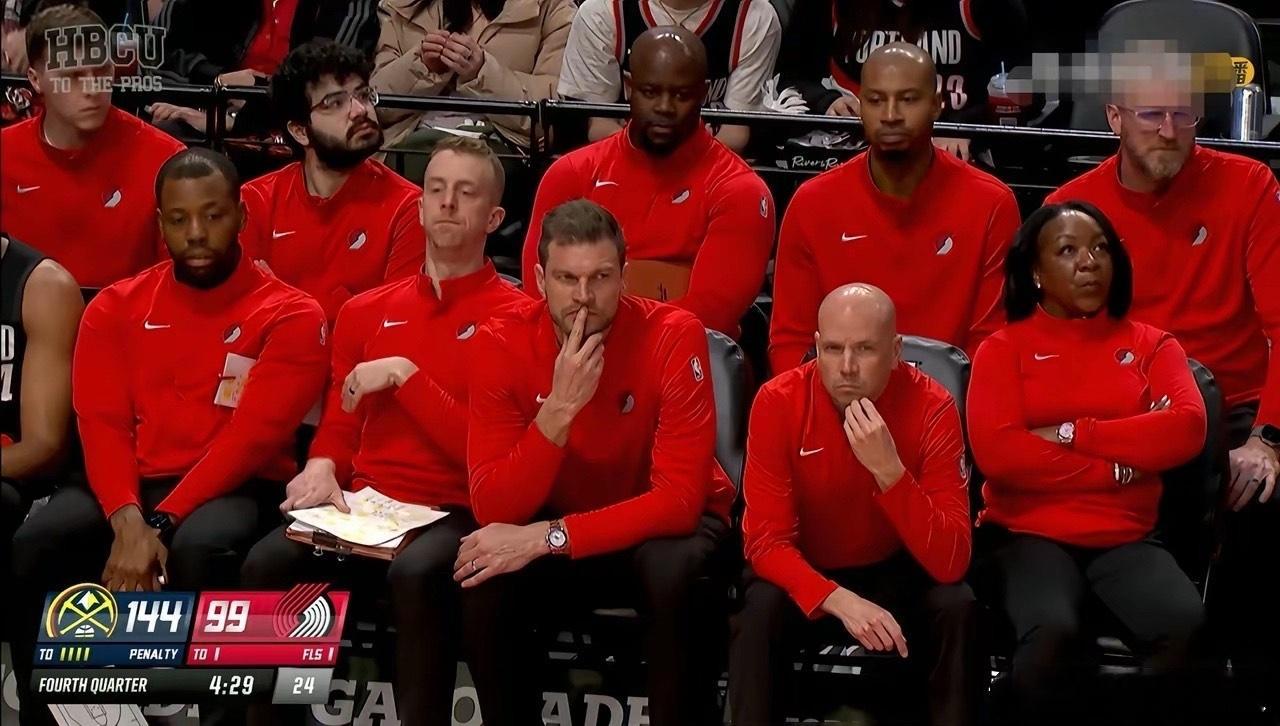 开拓者主帅斯普利特真是怒火冲天！在今天开拓者主场以103：157惨败于掘金的赛后