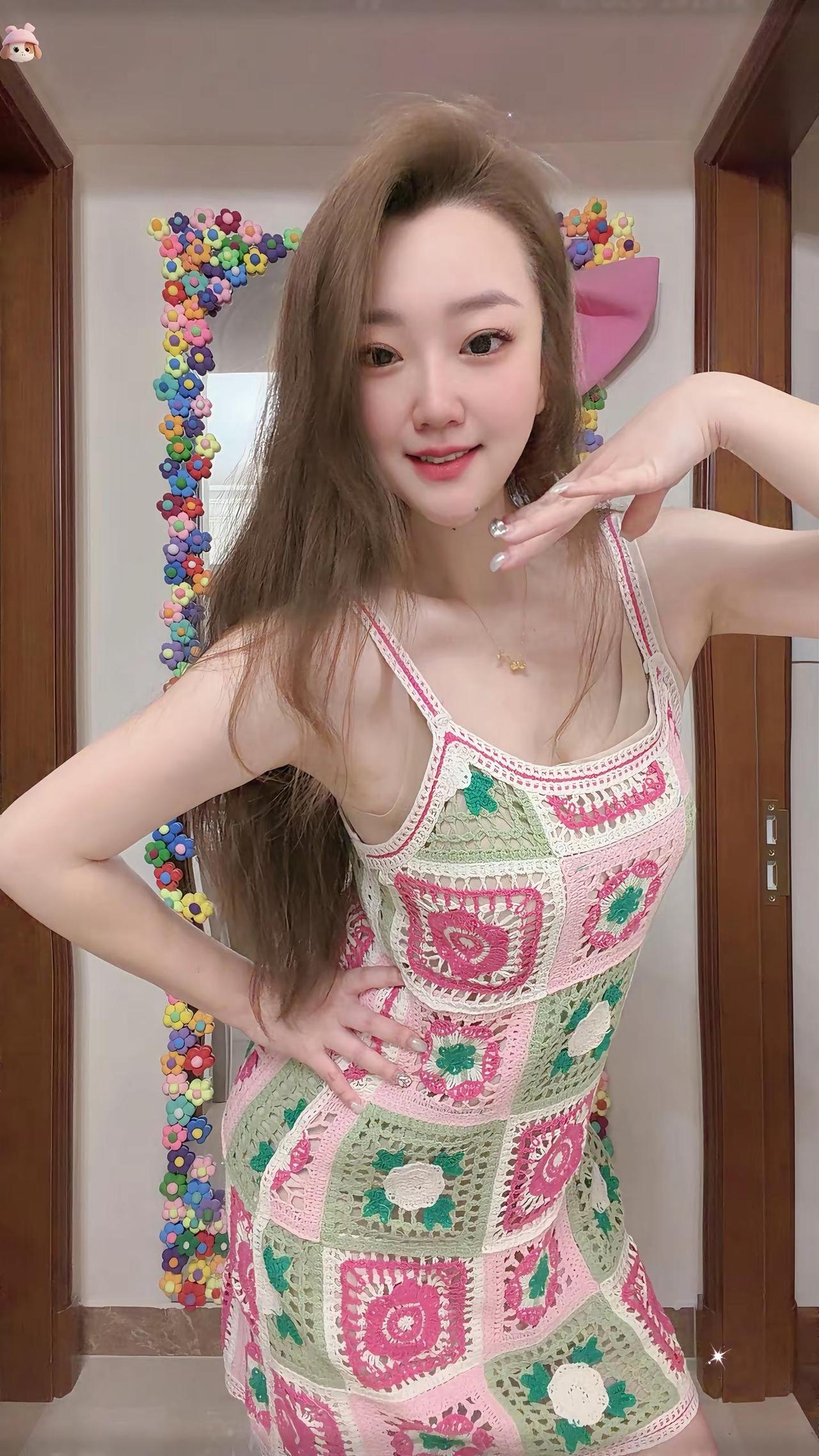猜猜这条手工裙勾了多少小时～喜欢这彩色编织裙的举个手！😜