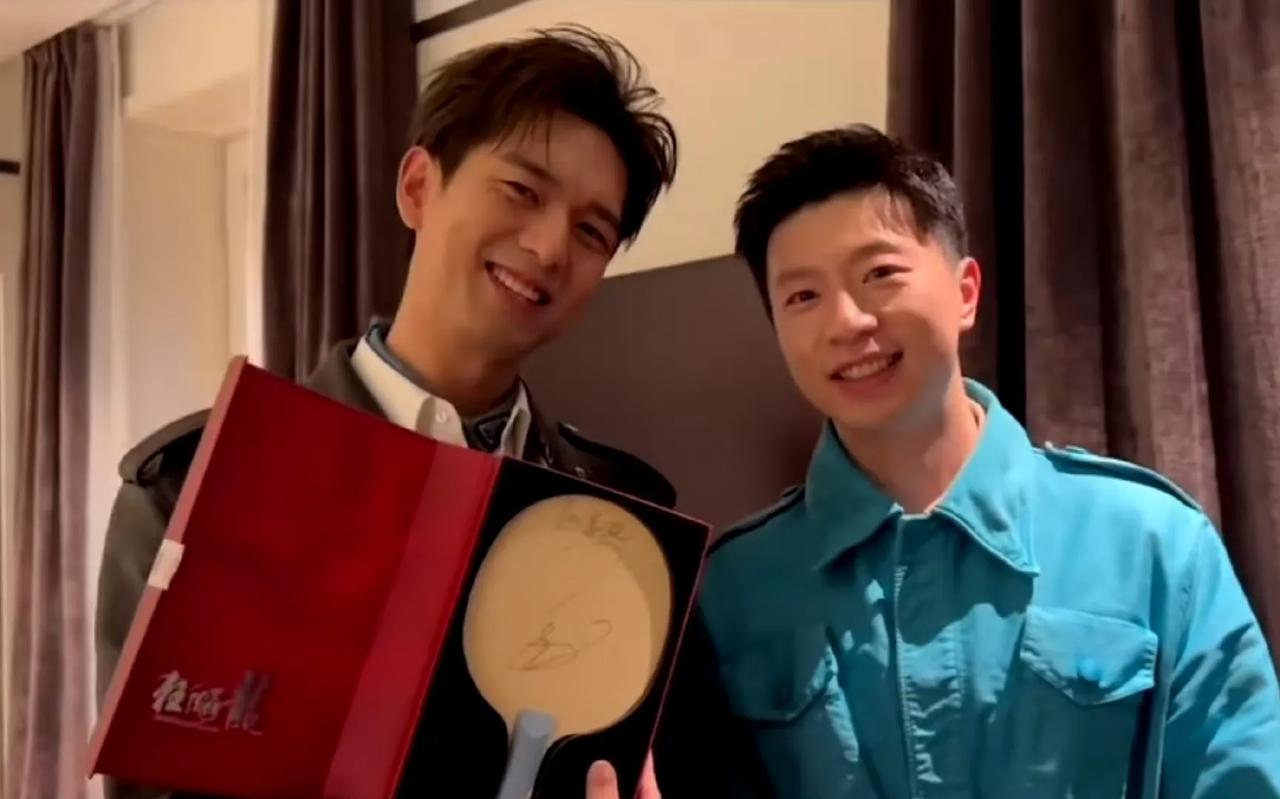 李现得到马龙的亲笔签名，笑得合不拢嘴！

没想到李现还自带乒乓球拍，就是为了让马