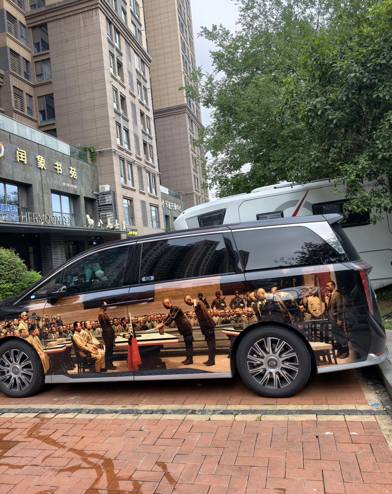 街头偶遇，这台车让人肃然起敬 
偶然看到这台车，瞬间就停下脚步。整车彩绘的历史画