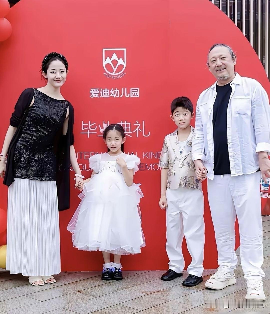 民间有个说法：夫妻两人中，谁年纪大，孩子越像谁。在遗传学上不知道能不能解释，但这
