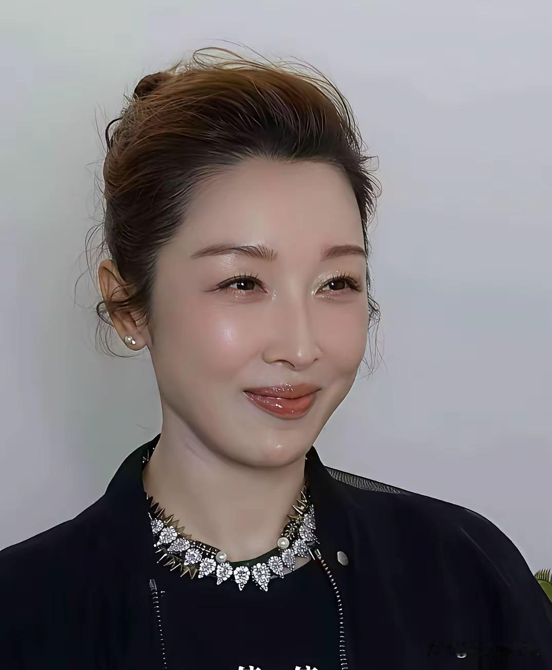 孙悦的眼睛勾魂
      按大众审美拆解来看，孙悦不算美女。小小的眼睛，可就是