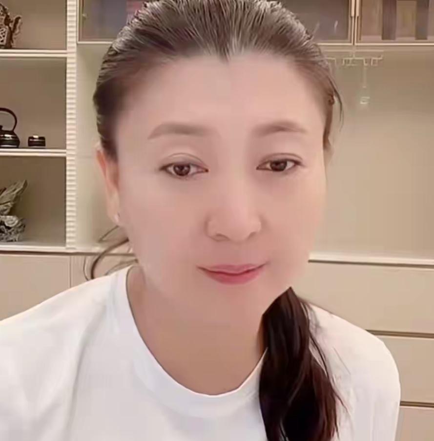 闫学晶事件迎反转：官媒犀利批评戳痛点，下架视频停直播暴露细节娱乐 明星