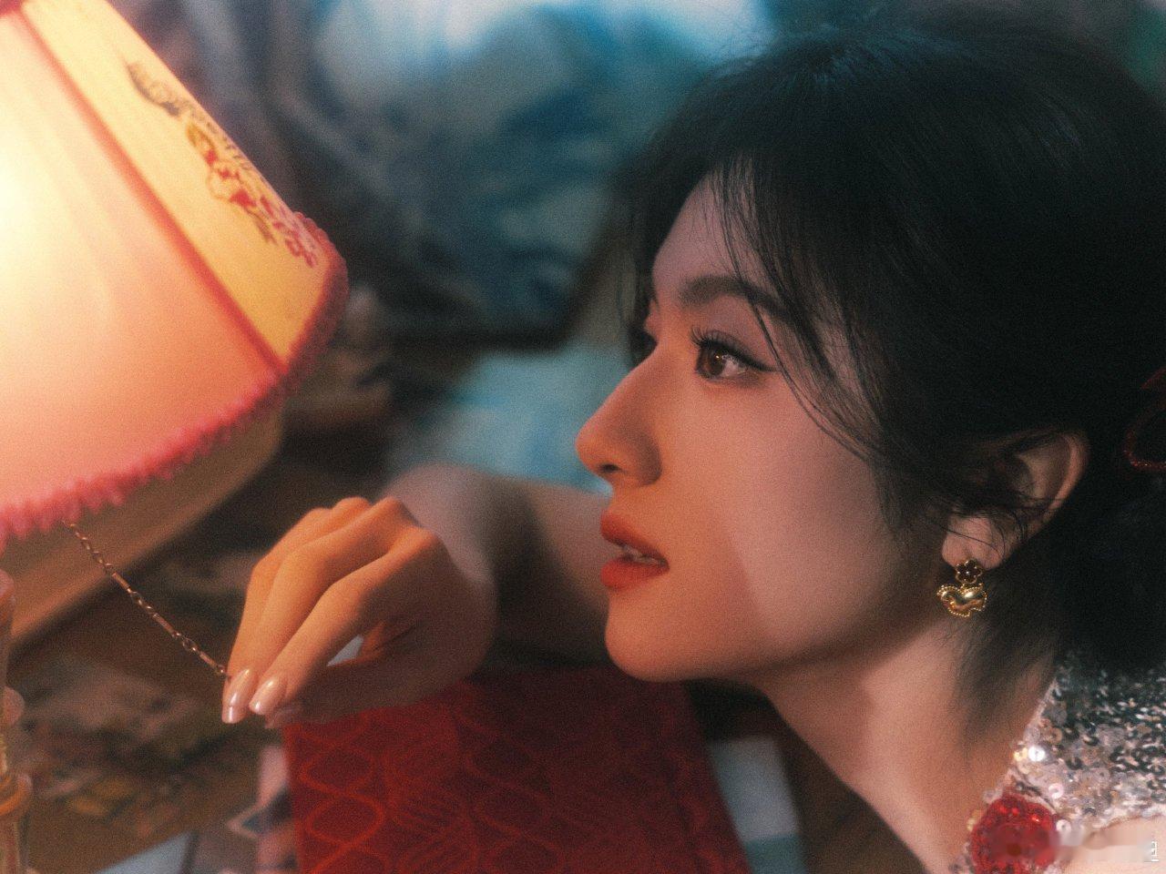 李兰迪和妈妈年轻的时候长一样 完全好像回到了妈妈那个年代一样的，李兰迪锦鲤福娃 