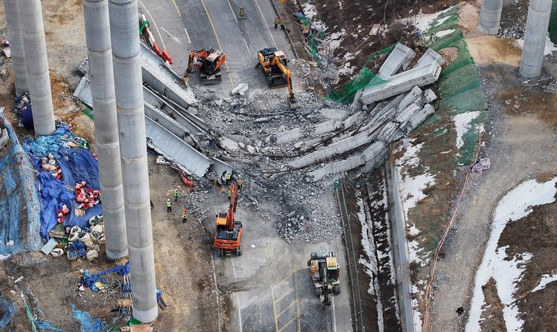 江苏盐城这在建桥梁垮塌的事儿太吓人了。想象一下，本来好好在建的桥突然塌了，还有人