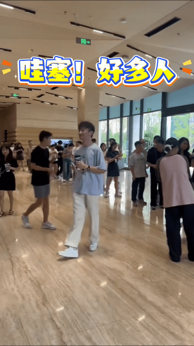 姚安娜重庆上班路透二公主还挺平易近人，之前就看过她的综艺，没什么架子就是很阳光的