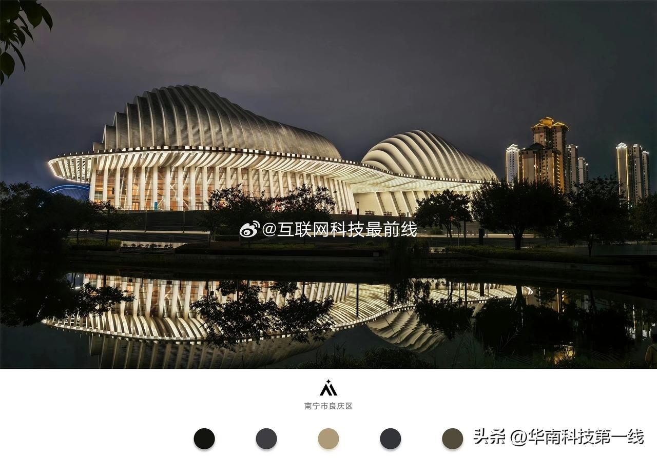 南宁·夜
搬来五象已经一个月了，天气的原因没怎么出去走，周末去散步看到家门口的艺