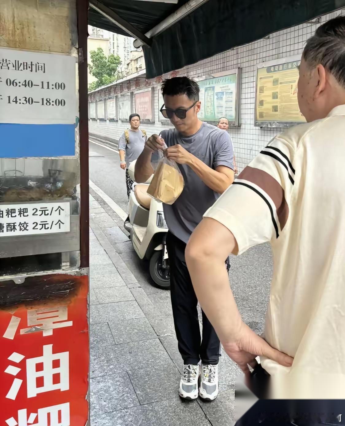 谢霆锋 王菲说他年轻，没人信； 张柏芝说他年轻，也没人信，可这次连街边摊主都夸他