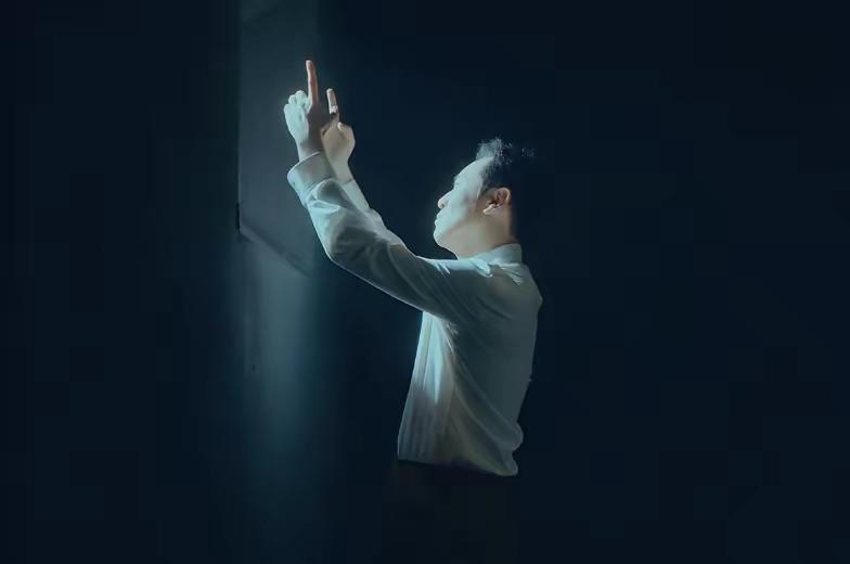 那铁窗后的手势舞，真不是随便比划的！
 
吴石望着窗外的海，海那边是福建老家，是