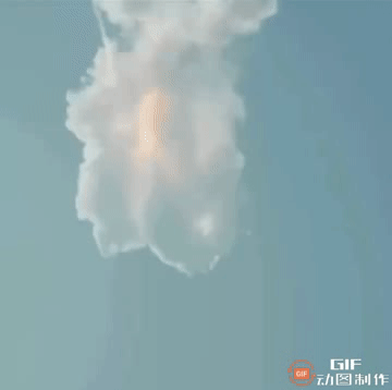 今晚，马老板星舰爆炸现场。据说，星舰两级还未分离就失控爆炸了……唉，果然还是太不