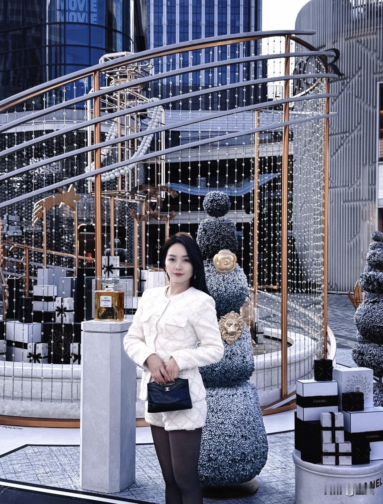 分享美女穿搭服饰时尚穿搭指南：在香奈儿门前，优雅地绽放！