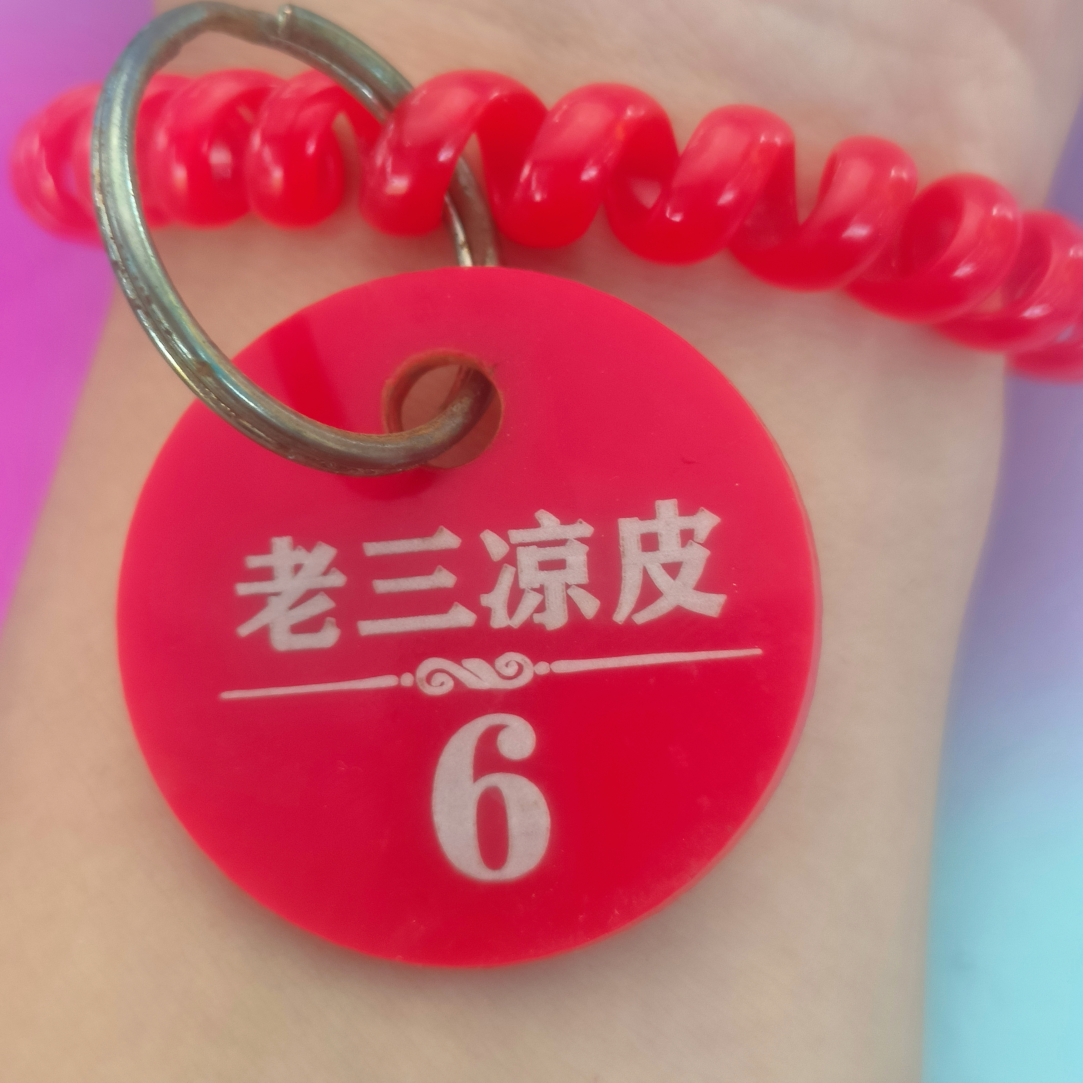 我已经消费降级到拿着我的霸王桶去续杯了。那个新来的店长姐姐真好看啊，我明天还去我