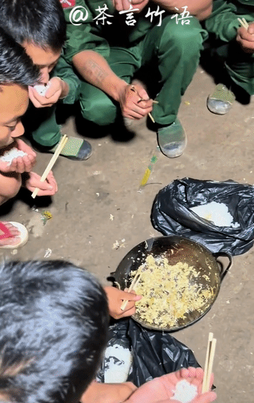 同盟军这伙食也太寒趁了吧！
这么多人围着个小炒锅，就吃这个蛋炒饭啊！
在这种伙食