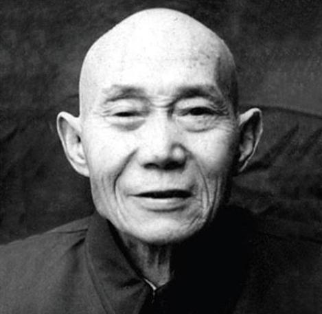 1940年5月，一名地下党投靠了日军，见到日军队长后，他突然他拿出手枪对着日军队