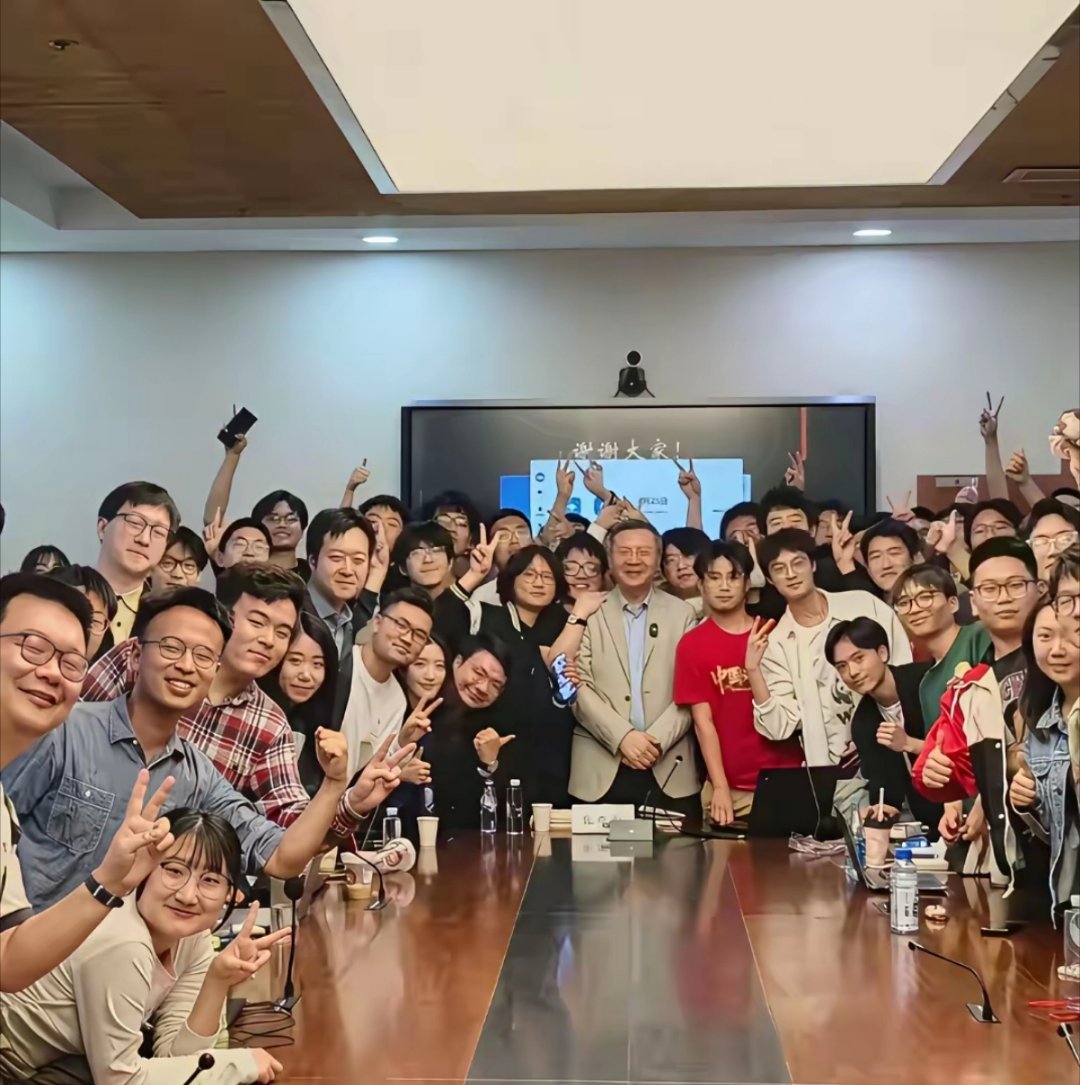 张维为教授在年轻人当中还是挺受欢迎的。 