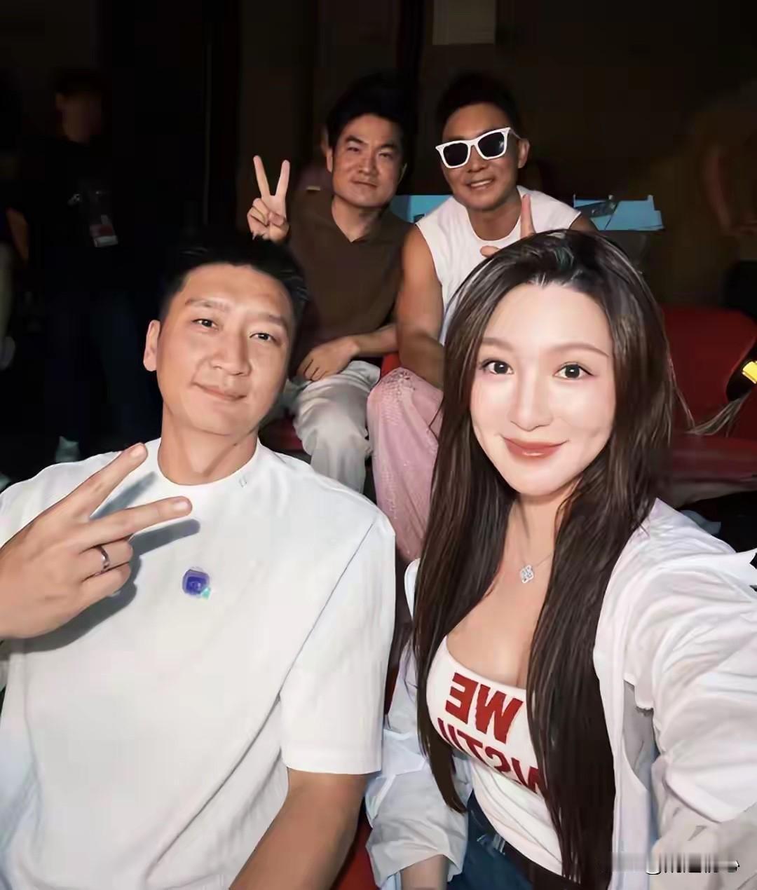看看吧这就是NBA总冠军的排面，正所谓天涯何处无芳草，只要本事好自有美女来投怀送