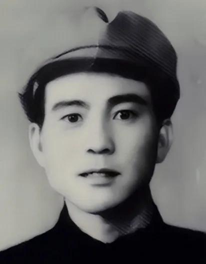 他名叫刘铁骑，是大贪官刘青山的儿子，父亲在1952年被枪毙的时候，刘铁骑才6岁，