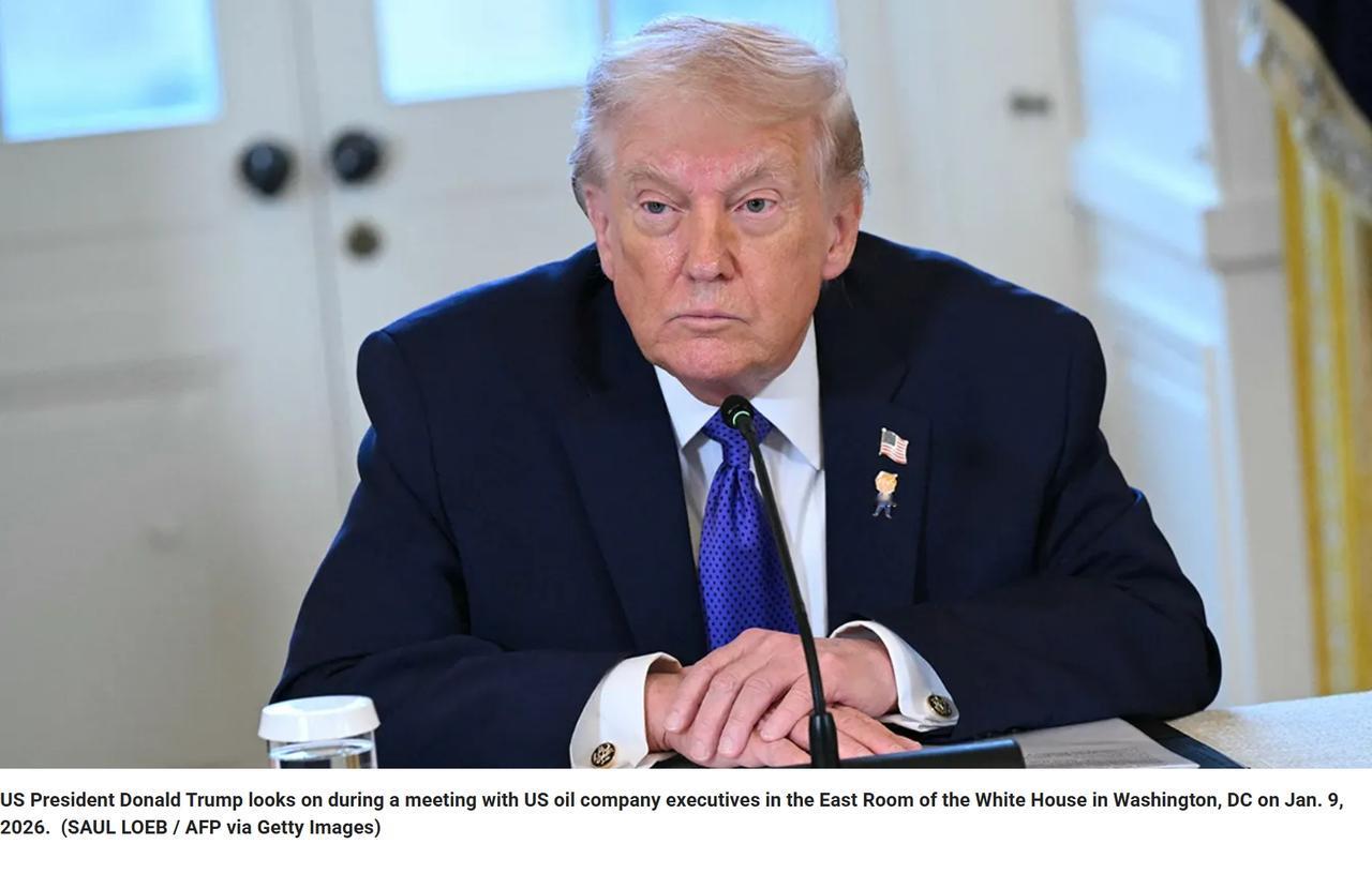 特朗普佩戴定制的“快乐的特朗普”胸针
特朗普周五在白宫会见石油公司高管们佩戴了一