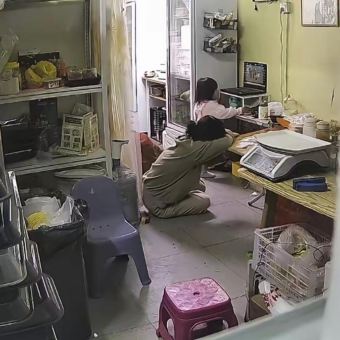 3月26日凌晨，山东一女子在自家店内突然栽倒，失去意识。原本在隔壁说笑的丈夫赶来