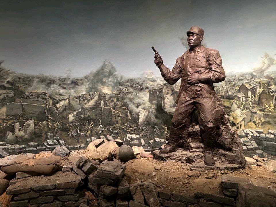 1938，台儿庄决战前夜，师长池峰城清点全师家底：7700人，15支冲锋枪。这极