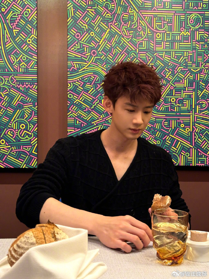 今晚，#白敬亭 宋轶#话题词爆了。有网友发现宋轶近日晒出照片中的餐厅，与白敬亭5