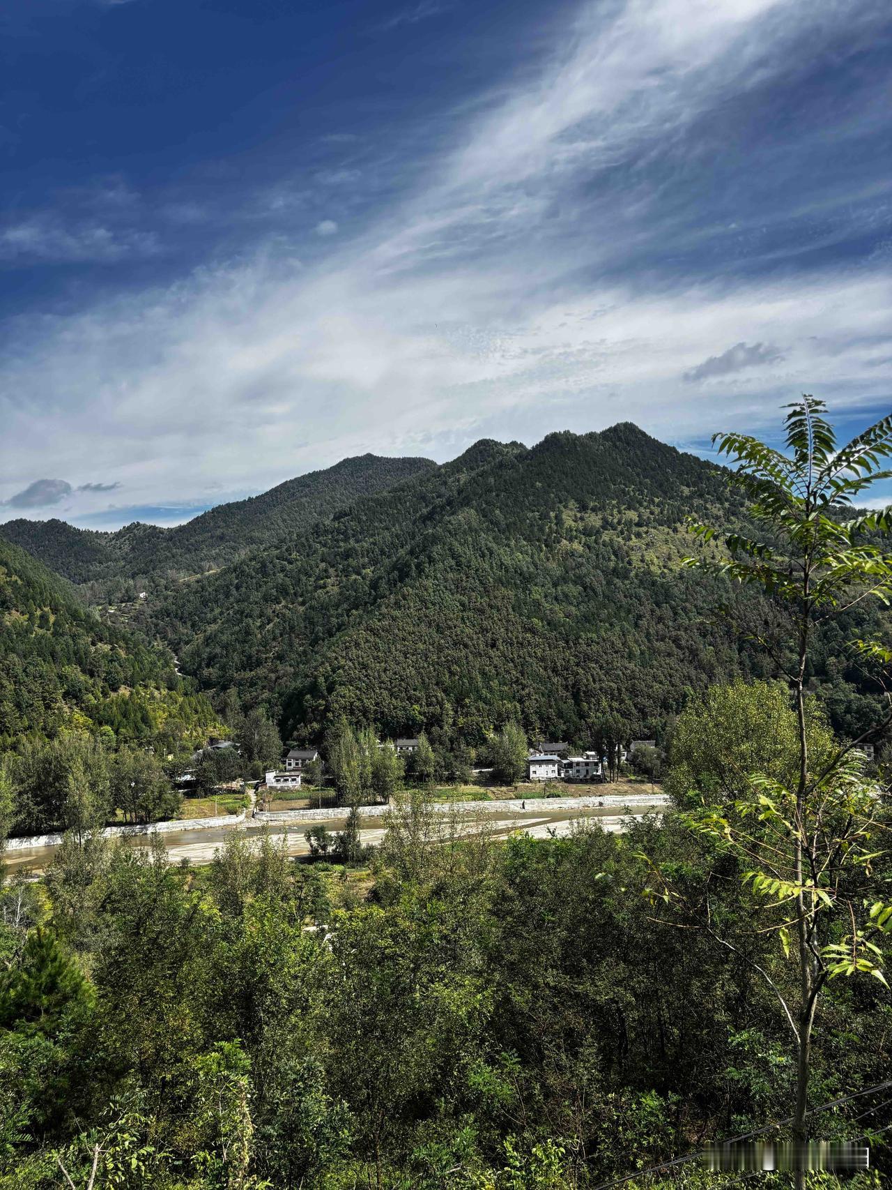 商洛丹阳村随拍，这是在312国道边拍的，国道比村子高多了，看这山中间，还有路，半