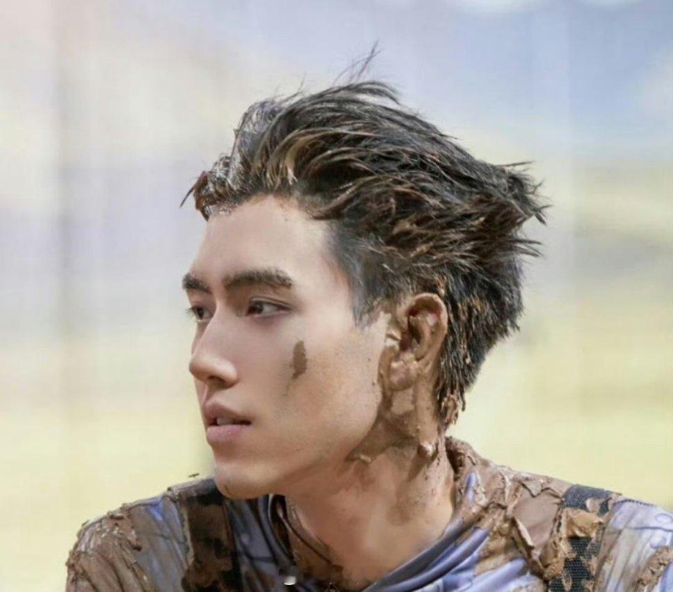 哈哈，陈飞宇这是拿泥巴当发胶用了吗？ ​​​