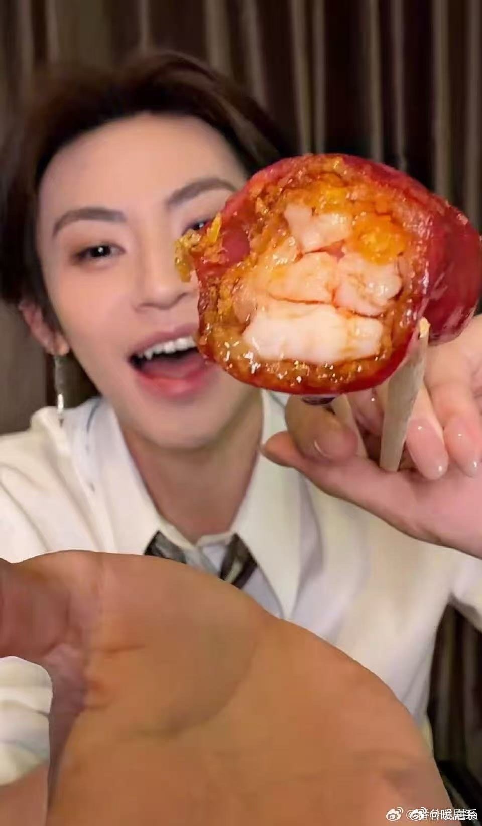 小鬼出道八周年直播 蛋糕是甜的，吐槽是真实的，打歌是认真的。小鬼八周年直播没有煽