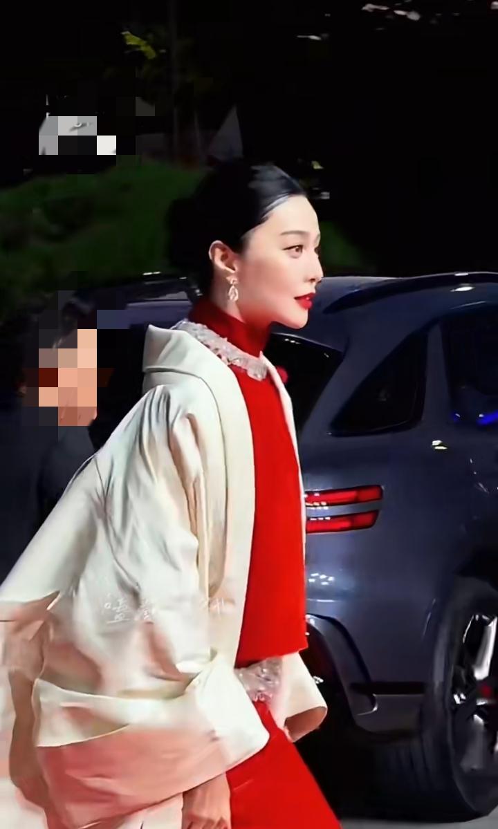 谁能超越她？
无论是颜值，还是气场，
无论是颜值，还是身材，
无论是红毯，还是演