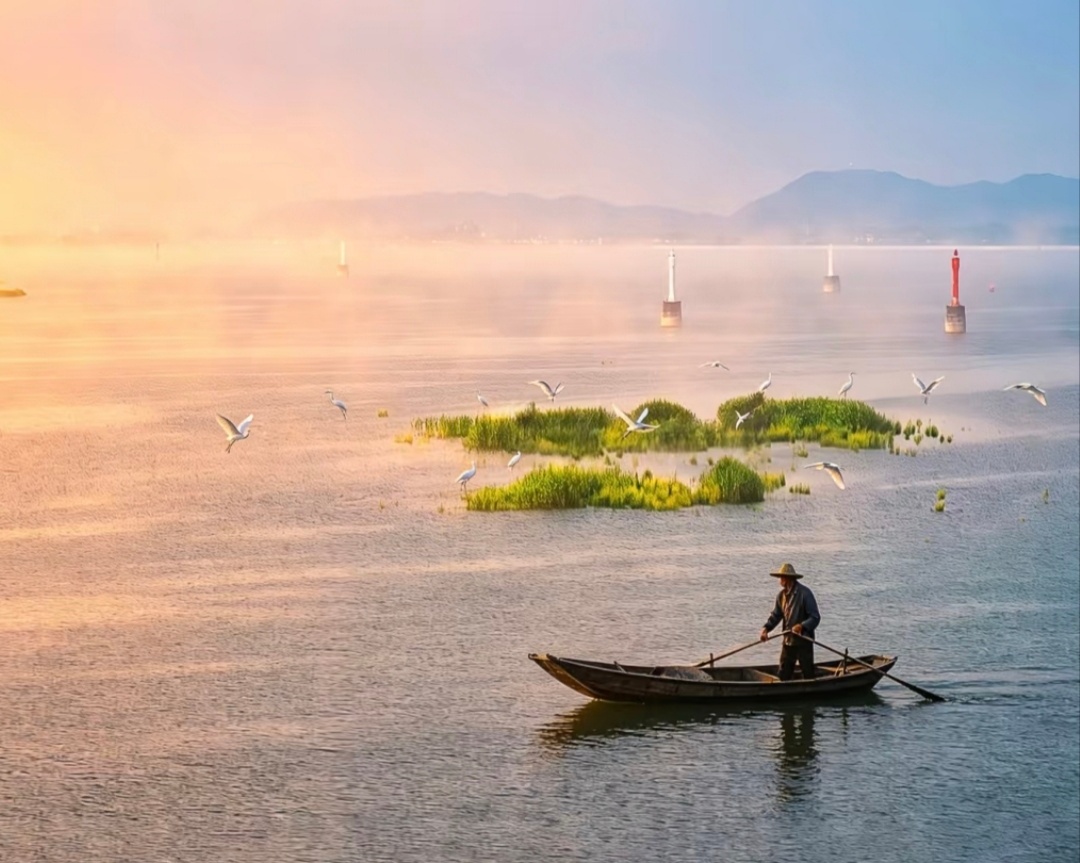 淡淡烟光绕碧湾，飞花点点落江滩浮生若得闲如此，万事于心不必攀          