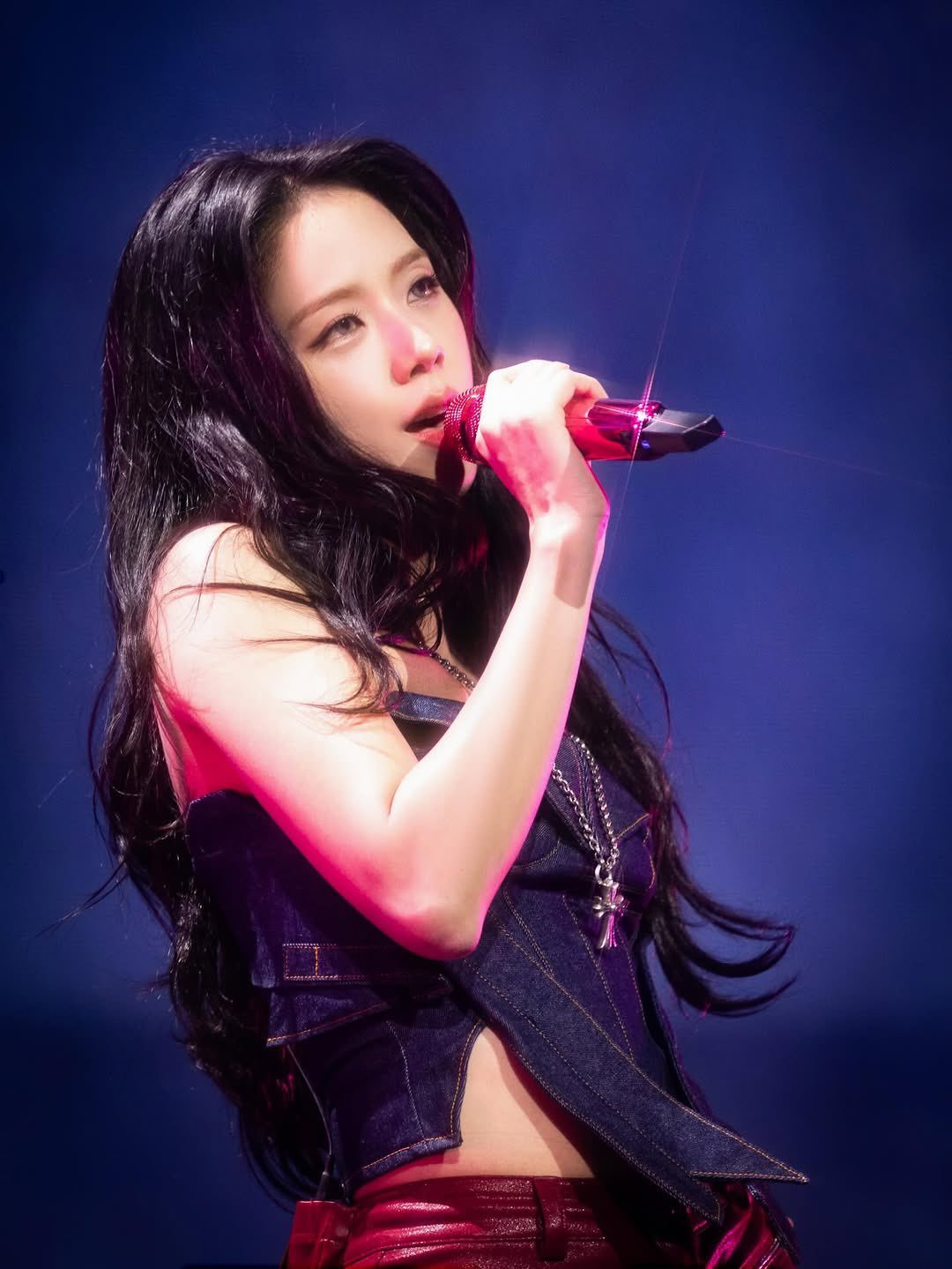 JISOO门面山脉真不是盖的，就离谱，这竟然不是杂志 摆拍是巡演的生图 