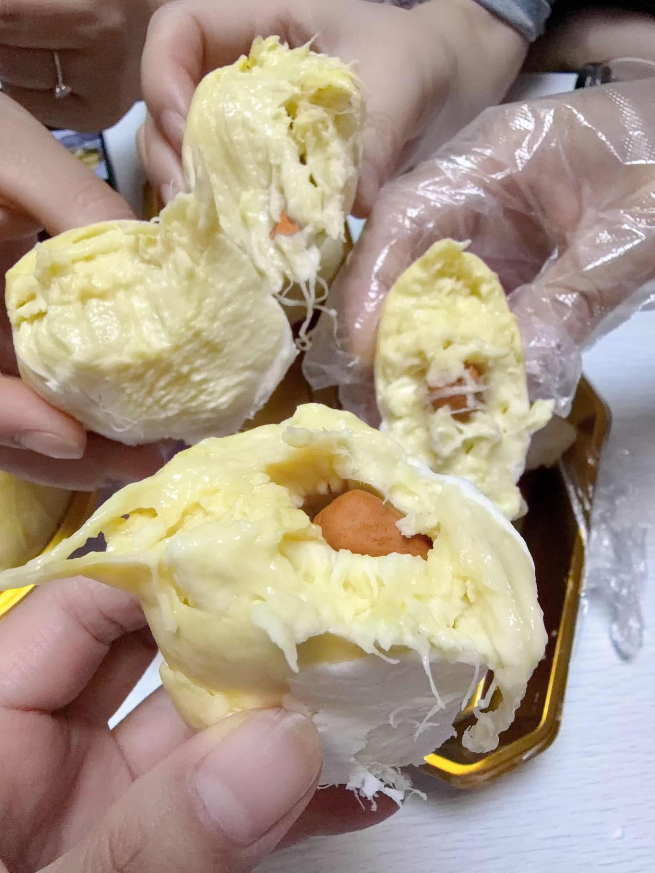 榴莲爱好者集合！
闻着上头，吃着沉醉，这一口软糯谁能拒绝🤤
和朋友大口炫榴莲，