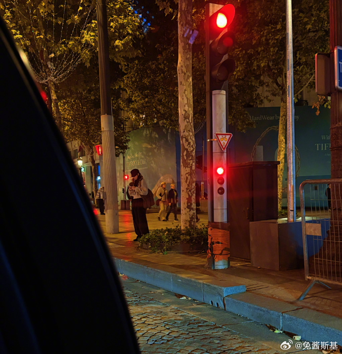 张馨予说迪丽热巴一切的好你都值得、张馨予晒和迪丽热巴异国他乡合照跨越地域的偶遇结