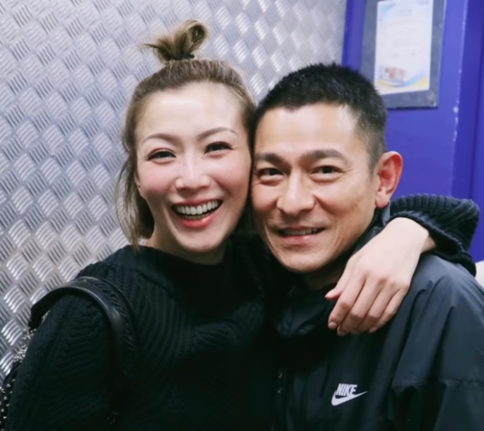 【#郑秀文称刘德华有社交恐惧症#，生活重心只围绕家庭和女儿】#郑秀文说刘德华生活