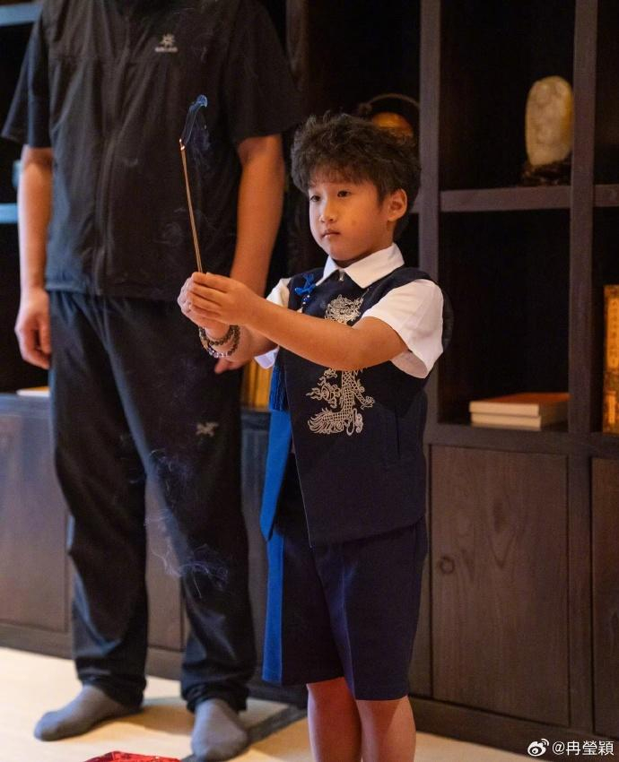 【#邹市明6岁儿子拜师少林寺#，自称“我有点皮”】#邹市明小儿子拜师少林寺# 2