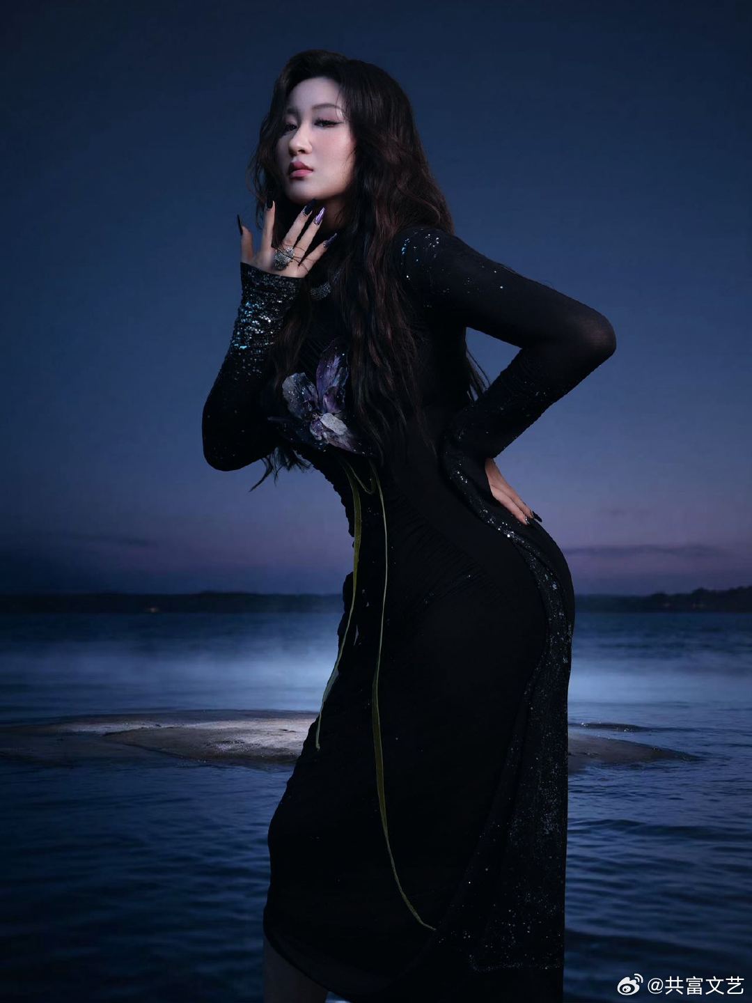 锤娜丽莎歌声温柔锤娜丽莎歌声后坐力好强 沉浸聆听锤娜丽莎的现场，温柔的吟唱构建出
