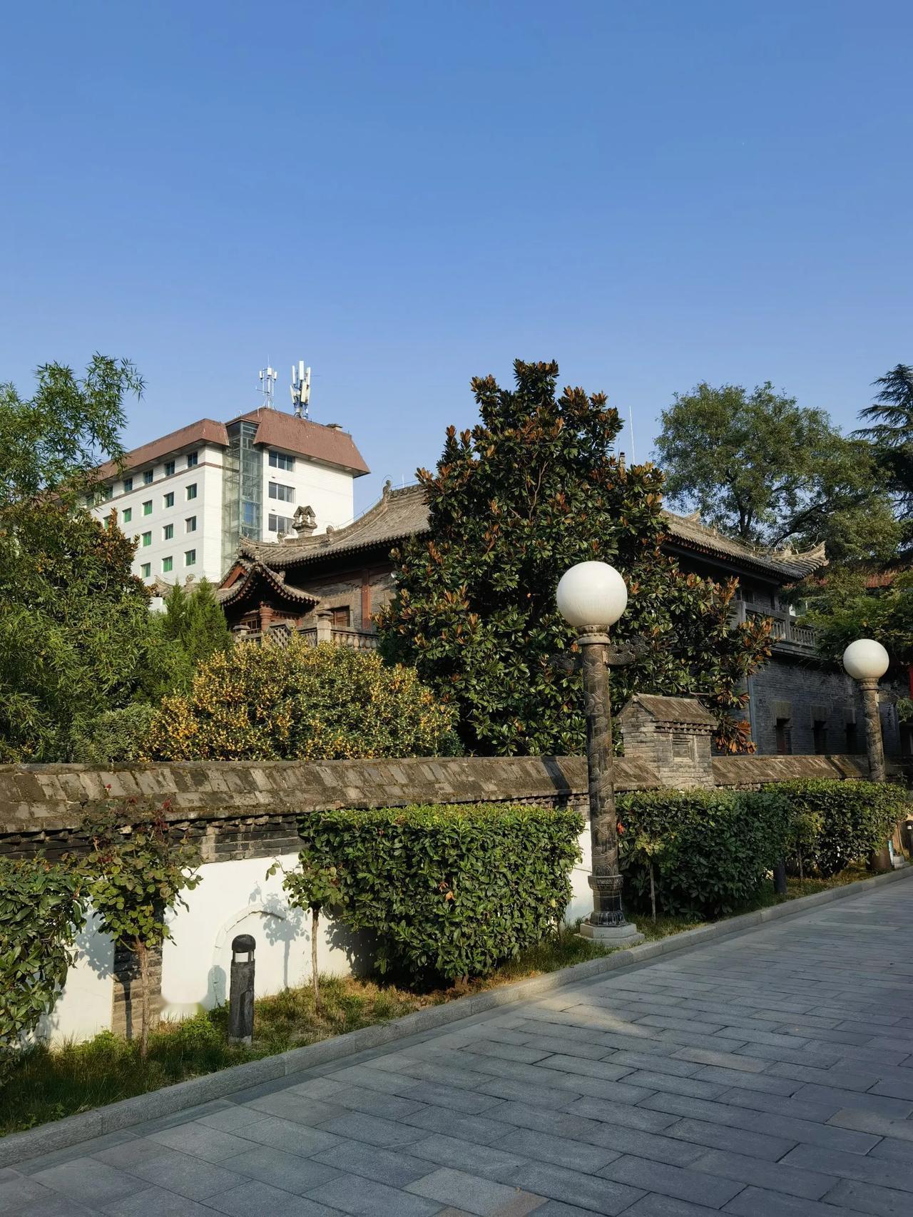 一座古老的建筑，记录着历史与岁月。请各位看看西安止园杨虎城别墅