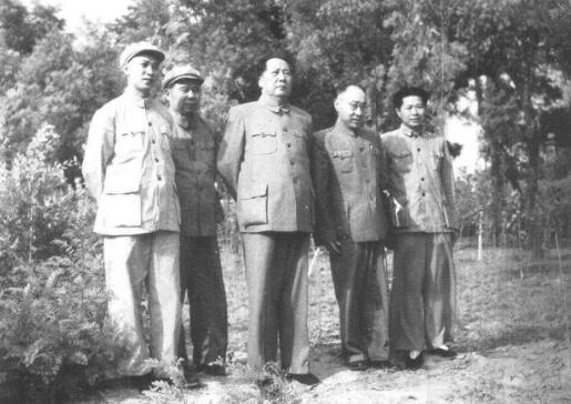 毛泽东在杭州。左起:田家英、陈尚友、毛泽东、周泽昭、罗光禄(1954年)