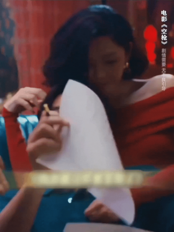 港媒给朱一龙卫诗雅取的标题 ​· 朱一龙空枪万梓强 不愧是港媒～[偷笑] 中秋都