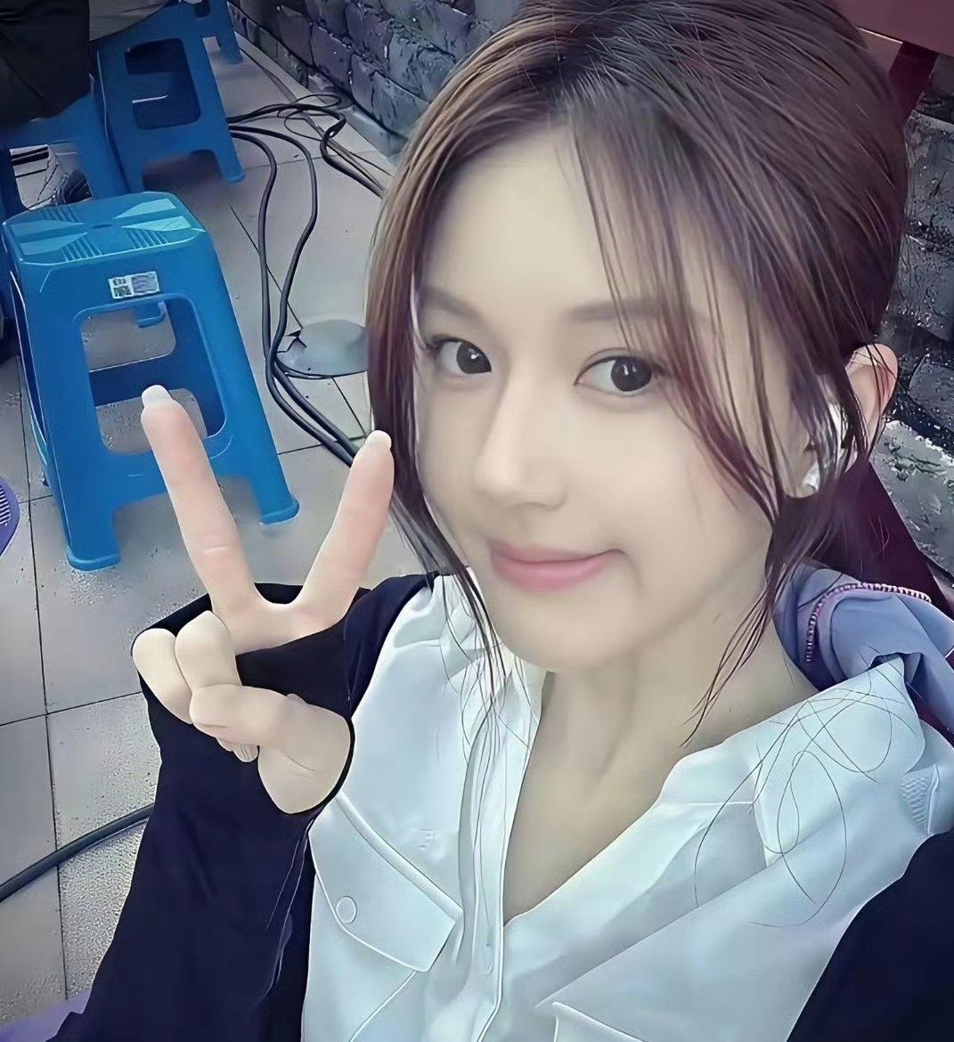 赵露思：哎，这张老照片里中间那个是谁啊？

朋友：中间那个脸型最好看的就是你啊！