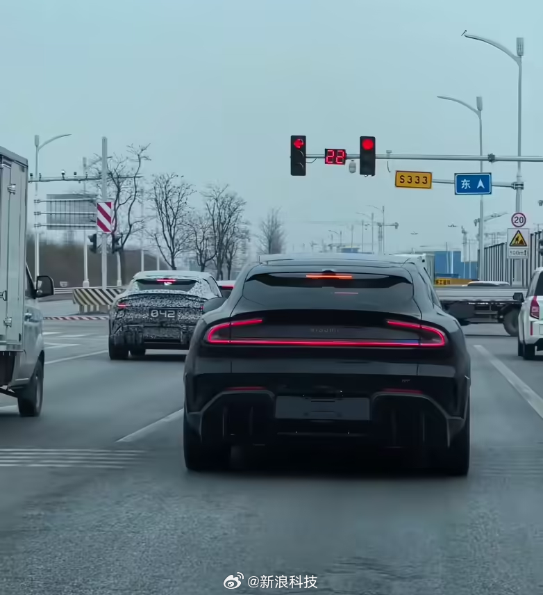 【小米YU7GT无伪装车谍照曝光，极速可达300km/h】有网友昨天放出了一段 