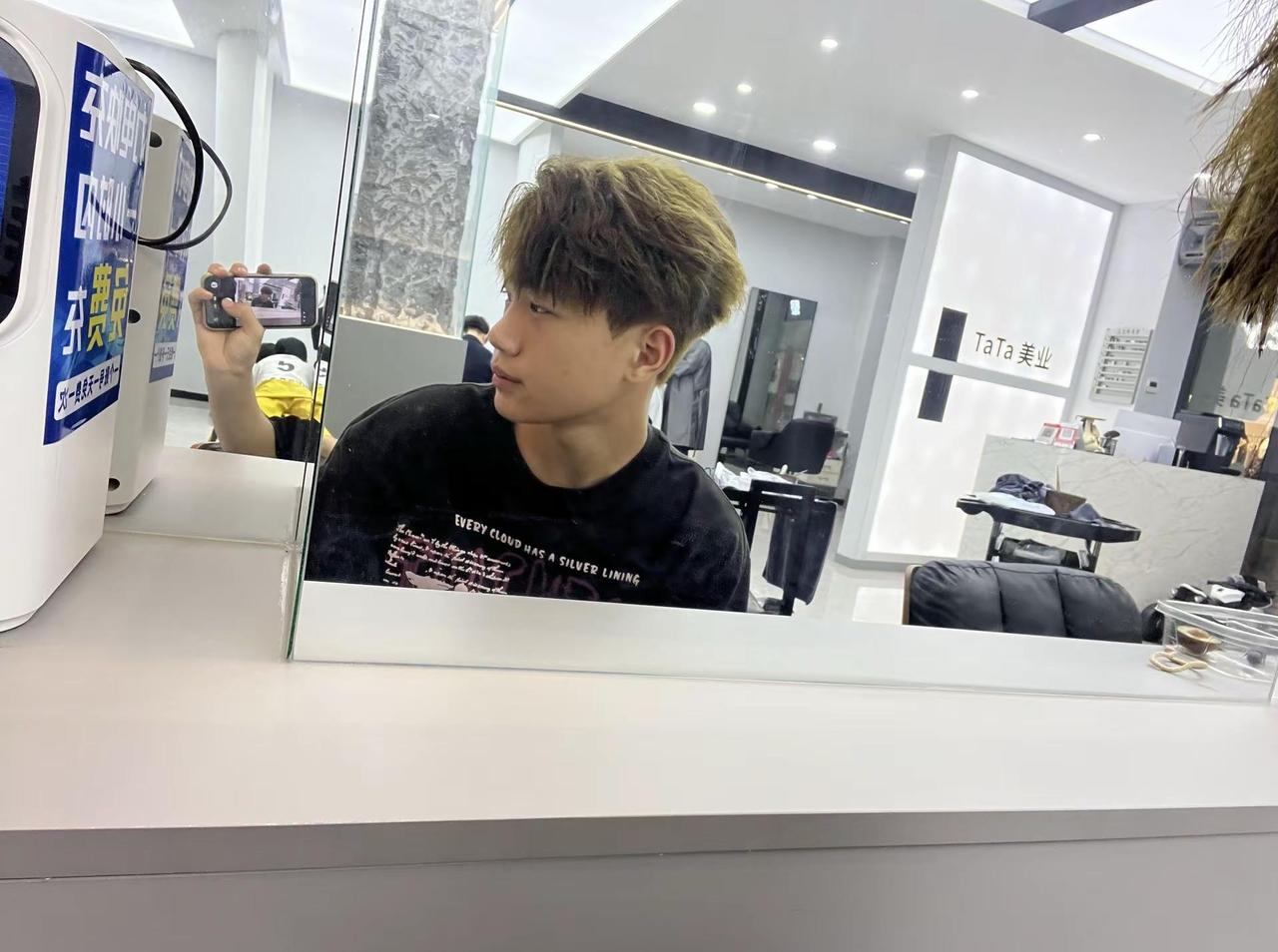 我太介意你和她在一起的时间比我长 我总是会脑补 你们曾经做过的事情 相拥接吻许下