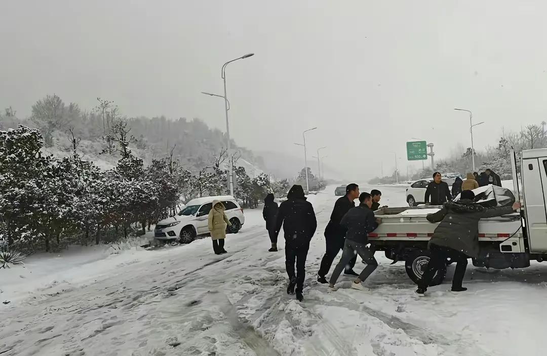 谁也别怪，就怪自己不理智！
湖北大雪冻雨，很多人开始阴阳怪气的说新能源车的各种不