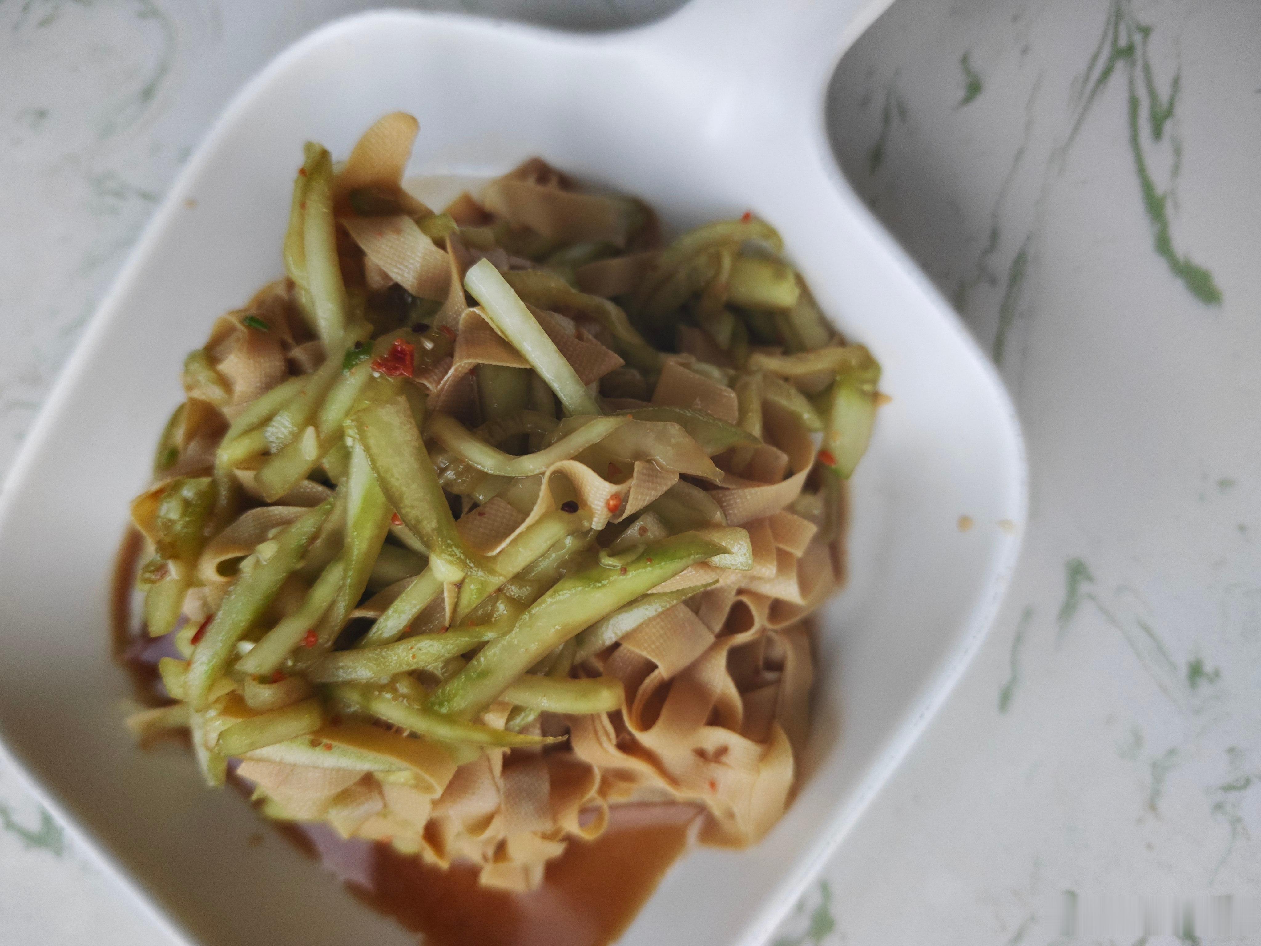 今晚依然吃山东夏季四件套～茄子，辣椒，西红柿，黄瓜