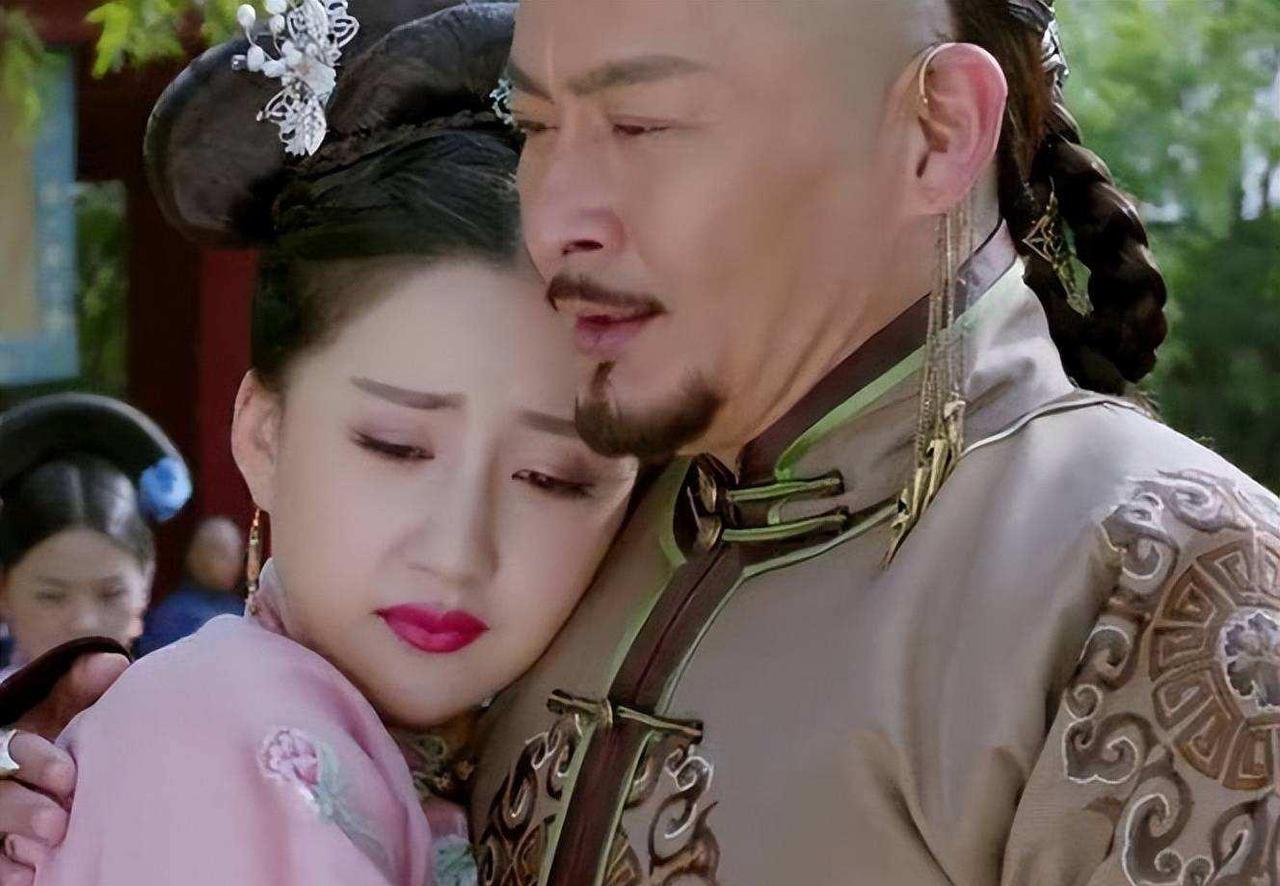 1626年的夏夜，瑷鸡堡的帐内烛火摇曳。

68岁的努尔哈赤攥着37岁阿巴亥的手